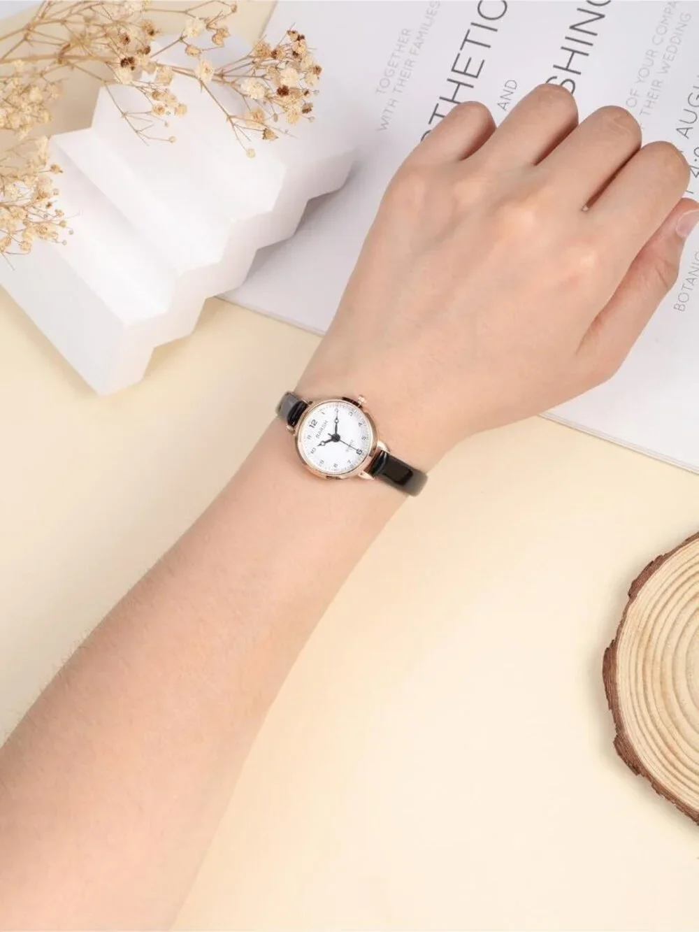 Women's Black And White Analog Quartz Classic Round Case PU Leather Wrist Watch